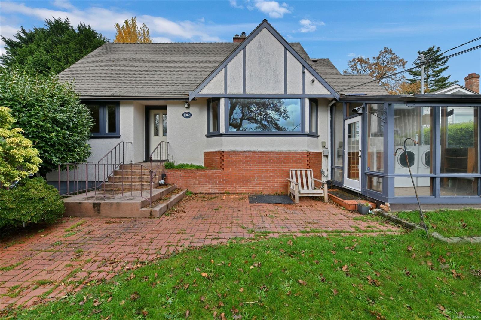 1964 Argyle Ave, Saanich BC V8P 1E6