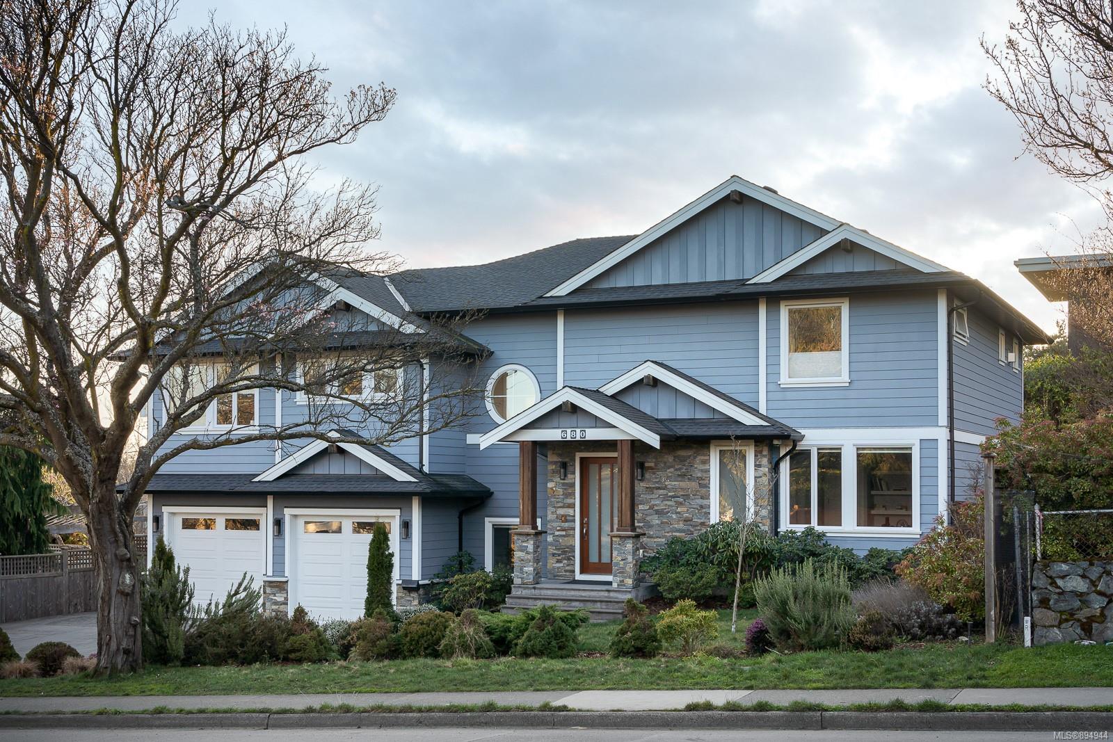 680 Richmond Ave, Victoria BC V8S 3Y9