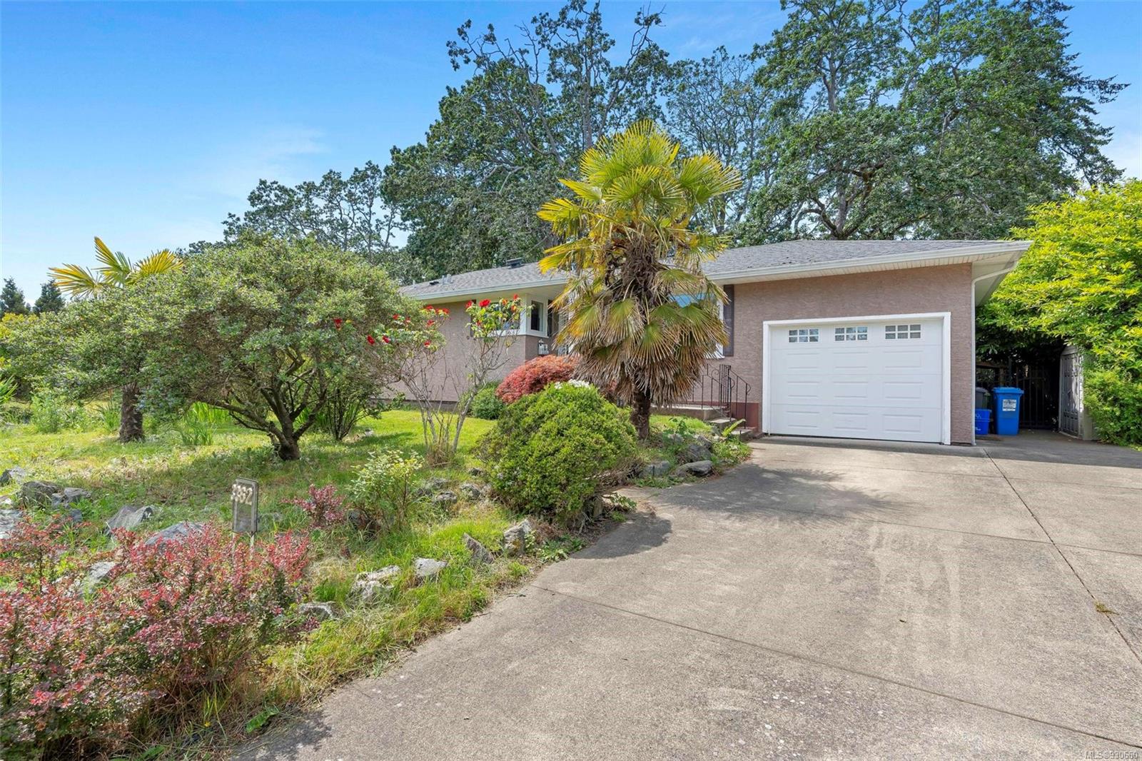 3362 Henderson Rd, Oak Bay BC V8P 5A7
