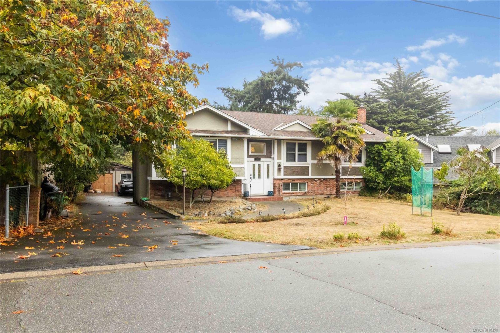 1812 El Sereno Dr, Saanich BC V8N 2S4